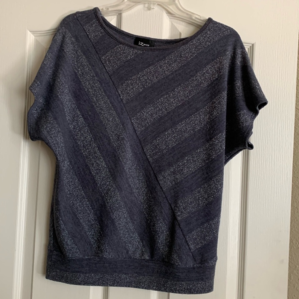 Ladies medium shirt sleeve top.
